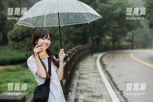 享受吃瓜乐趣，妹子现场示范如何在718.st网页下载精彩内容